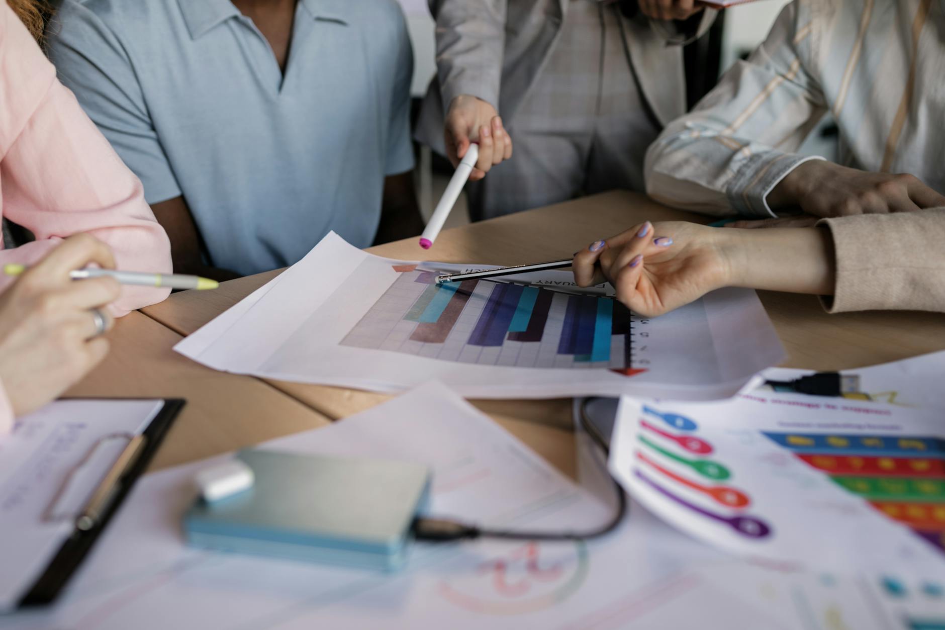 Zespół w biurze omawia priorytety i strategię firmy przy stole