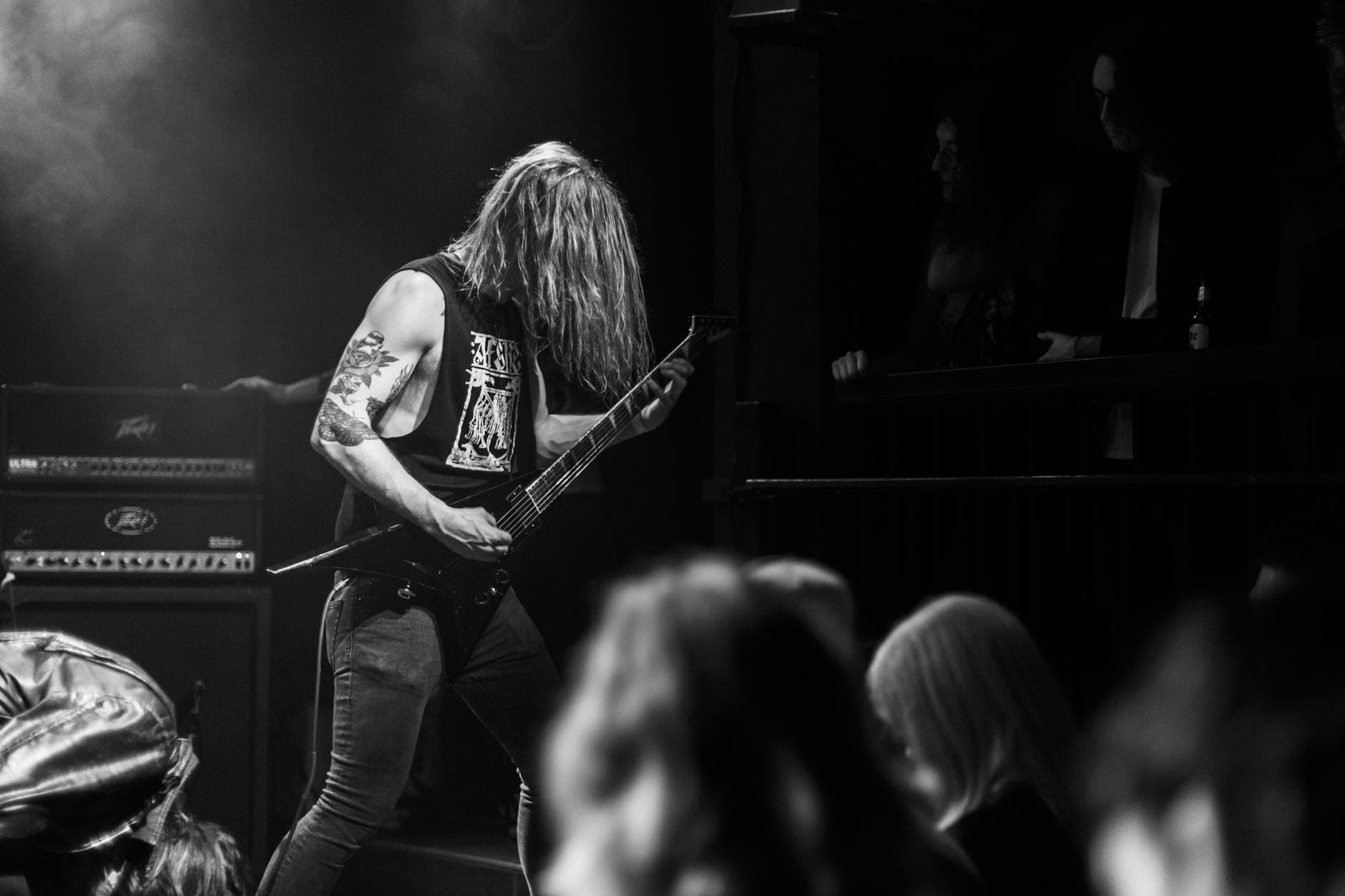 Gitarzysta heavy metalowy w czarno-białym kadrze podczas koncertu