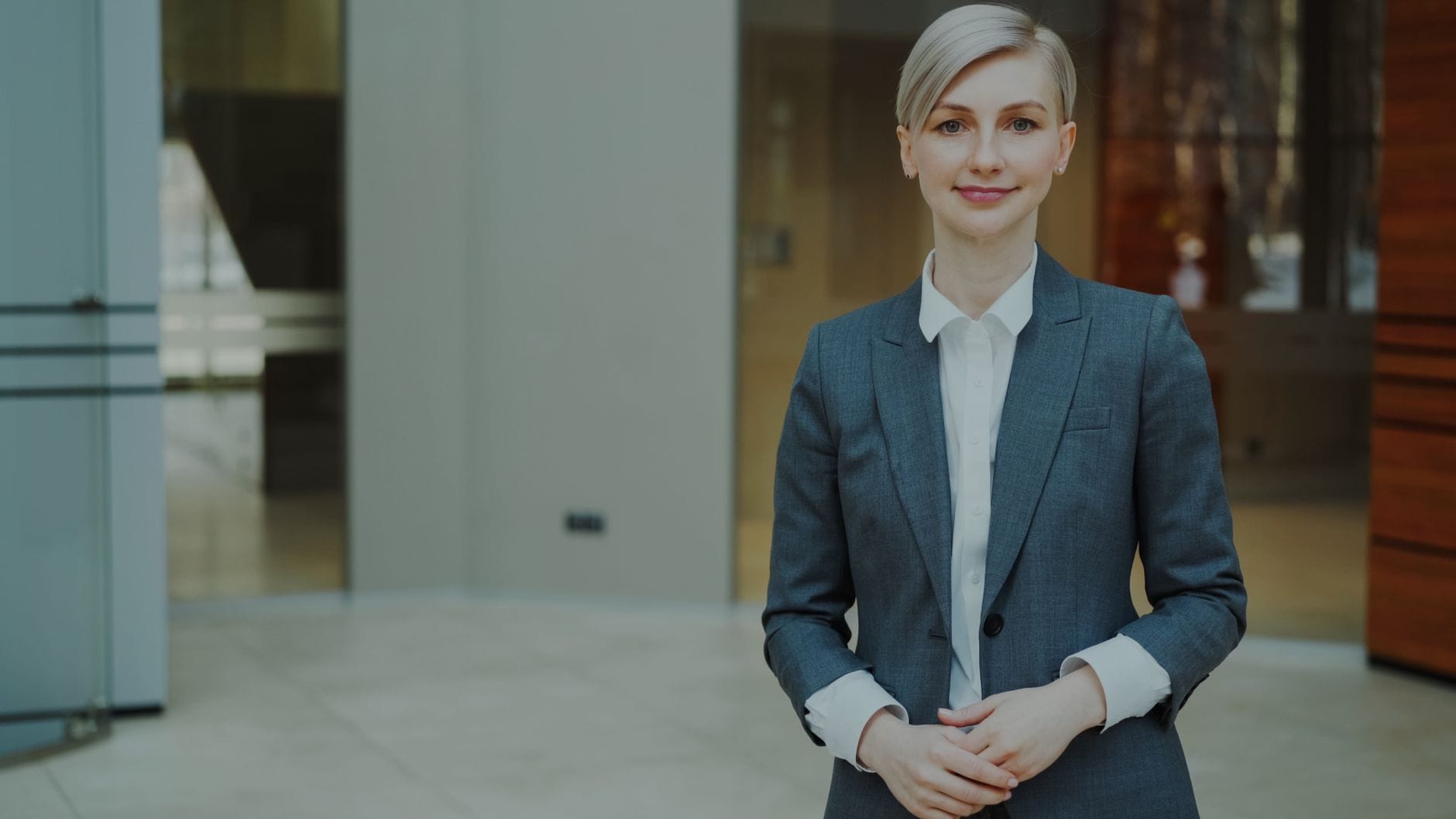 Czy manager musi być ekspertem branżowym aby liczyć się na konkurencyjnym rynku pracy Pewna siebie menedżerka w eleganckim biurze symbolizuje eksperckość