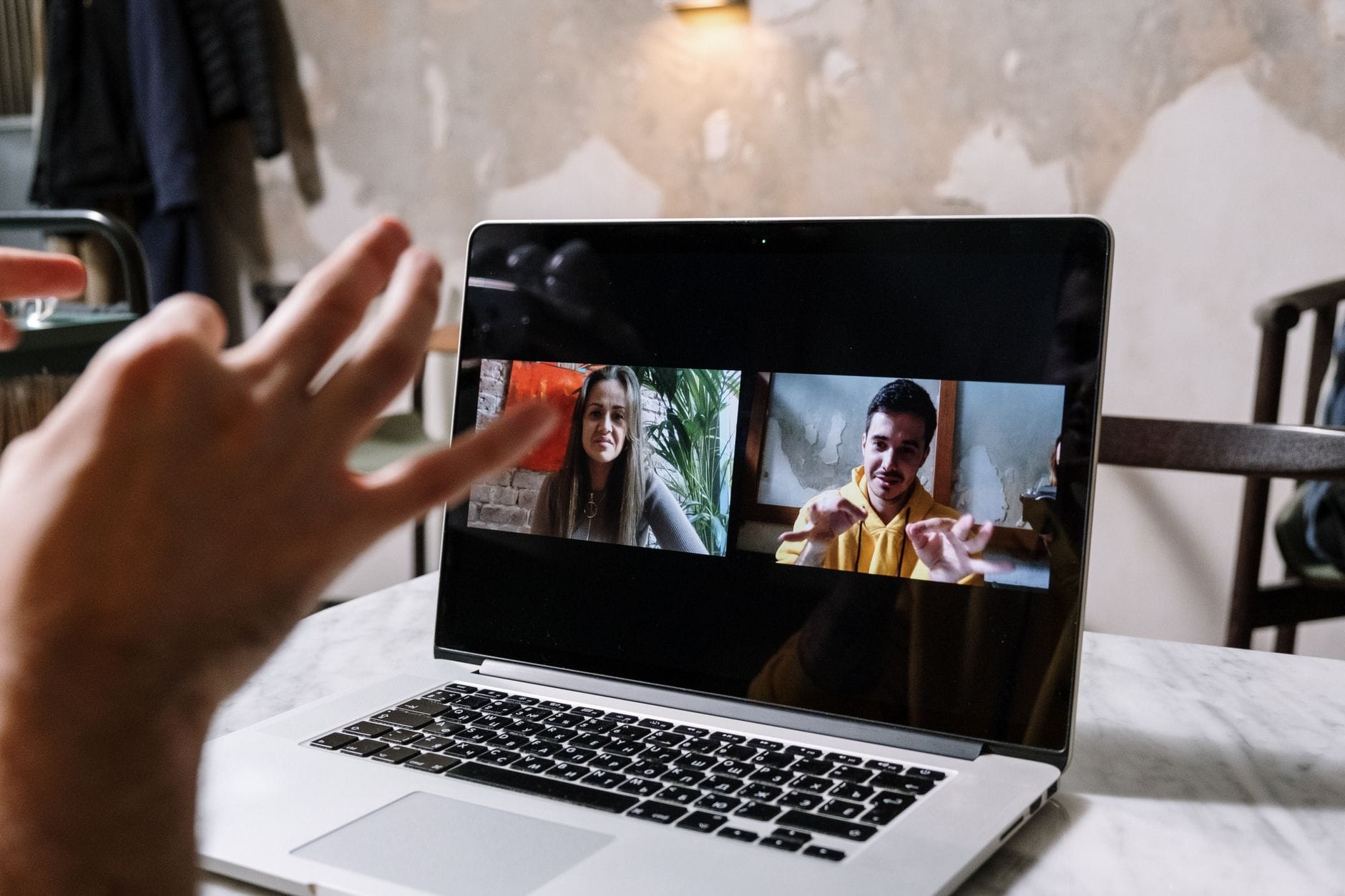 Dwie osoby rozmawiają podczas wideospotkania na ekranie laptopa