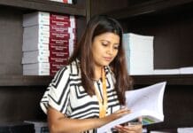 Ile kosztują studia MBA w Polsce i co obejmuje czesne Studentka MBA czytająca książkę biznesową w bibliotece